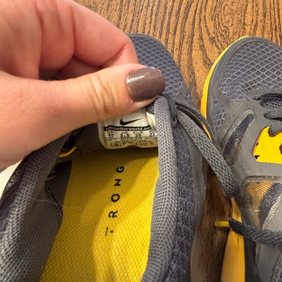 Nike livestrong 4Y unisex tennis shoes - Picture 4 of 8